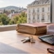 Schlüssel, Rechner und Unterlagen als Symbol für die Immobilienertragsteuer auf Altvermögen ab 2027